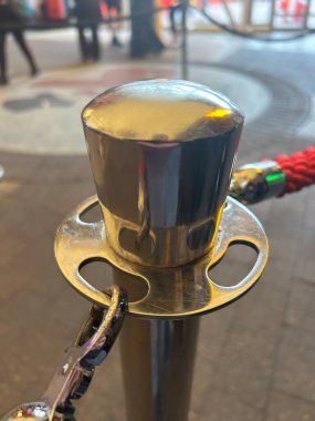 Kırmızı Halat Bariyerli Cilalanmış Metal Bollard