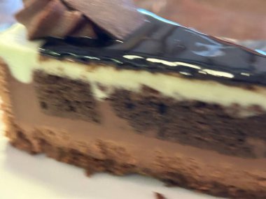 Görkemli Çikolatalı Pasta Naneli Dilimlenmiş, Parlak Parlak Cilalı