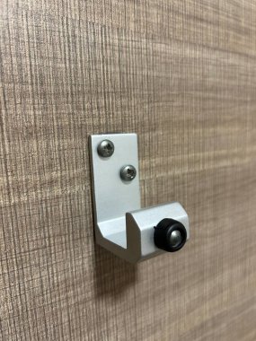 Siyah Tokmaklı Modern Beyaz Metal Duvarı Kancası