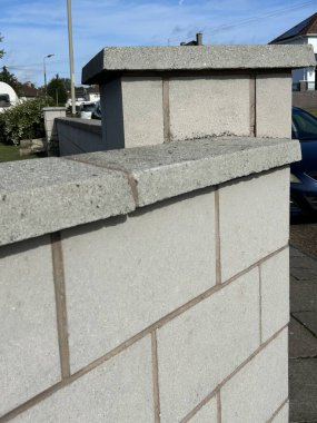 Sessiz Banliyö Caddesinde Capstone 'lu Beton Blok Duvarı