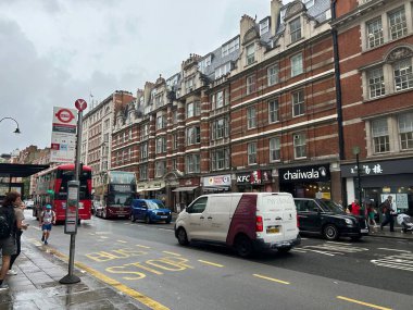 Southampton Row, Londra, İngiltere, 29 Eylül 2025, Otobüslü Londra Sokak Sahnesi, Double-Decker, and Shops