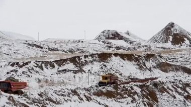 Damperli kamyonlar cevheri taşır. Kış