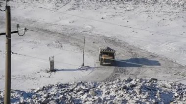 Damperli kamyon cevheri taşır.