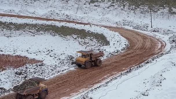 Caminhões basculantes carregam minério. Inverno — Vídeo de Stock