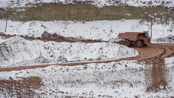 自卸车进行矿石。冬天 — 图库视频影像