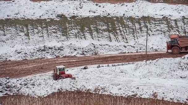 Camión de descarga lleva mineral. Invierno — Vídeo de stock