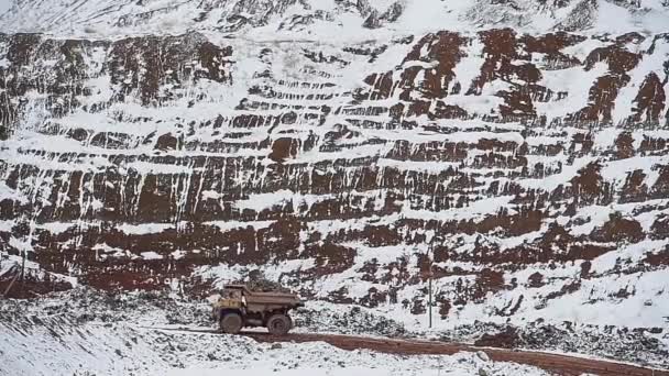 ダンプ トラックは、鉱石を運ぶ。冬 — ストック動画