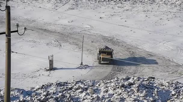 Camion à benne basculante porte minerai . — Video