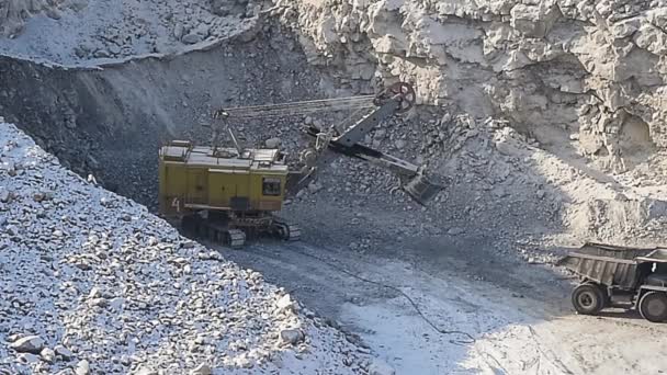 La excavadora carga mineral en camiones volquete. Pan. . — Vídeos de Stock