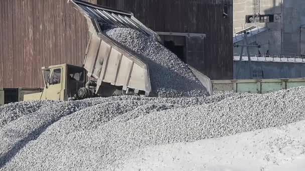 Camião basculante descarrega calcário . — Vídeo de Stock