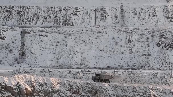 Dump Truck carrega minério. Inverno — Vídeo de Stock