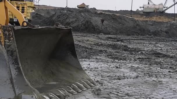 Dump Truck carrega minério. Inverno — Vídeo de Stock