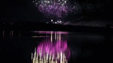 Nehir üzerinde havai fişek. Yansıma. Panorama.