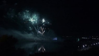 Nehir üzerinde havai fişek. Yansıma. Panorama.