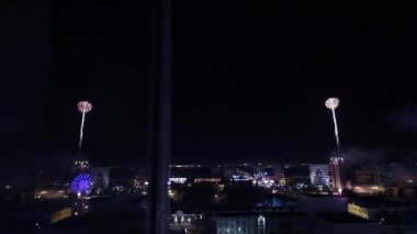 Gece şehrin üzerinde havai fişek. Panorama.