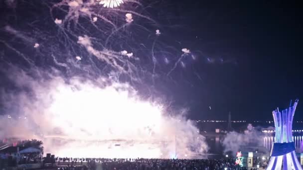 Feuerwerk über dem Fluss. Nachdenken. Menschenmenge. Panorama. — Stockvideo