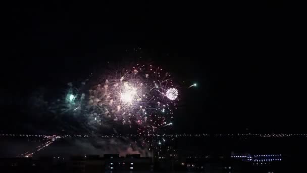 Πυροτεχνήματα πάνω από την πόλη τη νύχτα. Πανόραμα. — Αρχείο Βίντεο