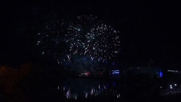 Feuerwerk über dem Fluss. Nachdenken. Panorama. — Stockvideo