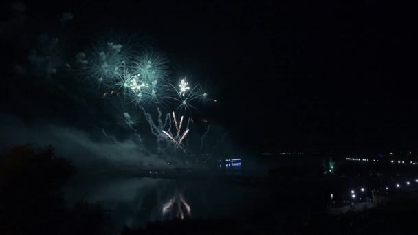 Sztuczne ognie nad rzeką. Odbicie. Panoramy. — Wideo stockowe