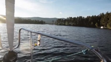 Dağ gölü. Orman su. Tekne görüntülemek.