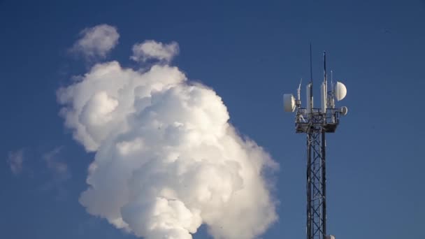 Antenne. De la fumée de la cheminée. Du givre. Ciel bleu . — Video