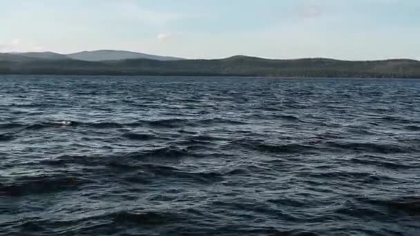 As águas de um lago de montanha. Ondas . — Vídeo de Stock