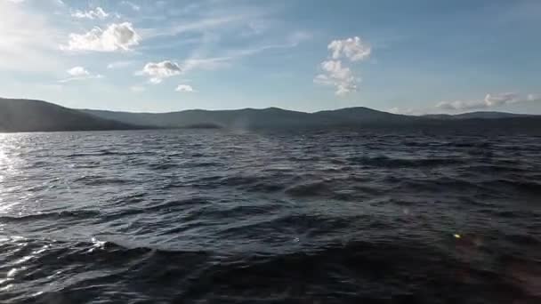 Le acque di un lago di montagna. Onde . — Video Stock