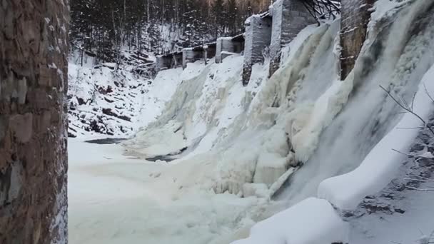 Водоспад у зимовому лісі. Стара мікрогідроелектростанція . — стокове відео
