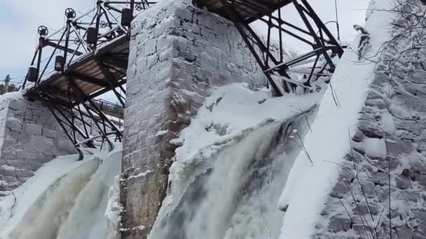 Cachoeira na floresta de inverno. Usina hidrelétrica antiga . — Vídeo de Stock