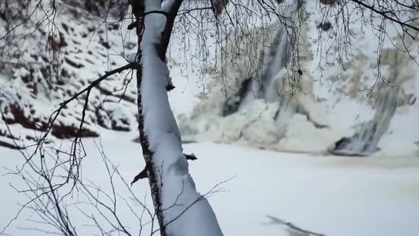 Cachoeira na floresta de inverno. Usina hidrelétrica antiga . — Vídeo de Stock