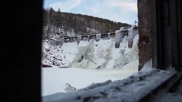 Cachoeira na floresta de inverno. Usina hidrelétrica antiga . — Vídeo de Stock