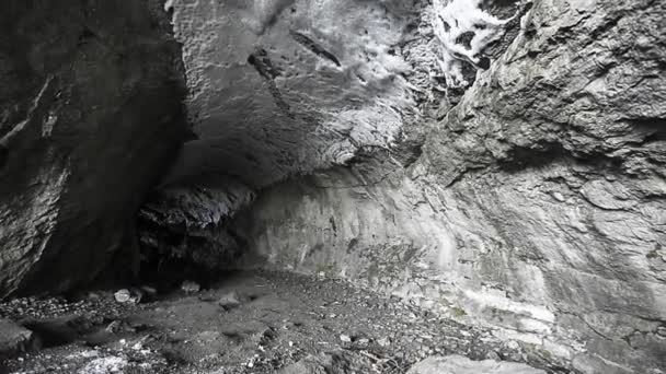 Cueva de la montaña. Minerales en las bóvedas. Caducidad . — Vídeos de Stock