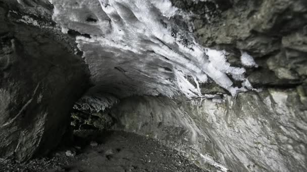 Cueva de la montaña. Minerales en las bóvedas. Caducidad . — Vídeos de Stock