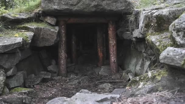 A entrada de uma pedreira abandonada . — Vídeo de Stock