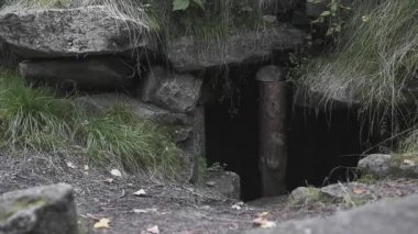 Terk edilmiş bir taş ocağı giriş.