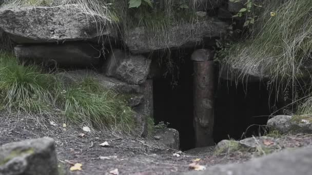 Terk edilmiş bir taş ocağı giriş. — Stok video