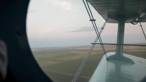 Πετώντας πάνω από τα πεδία. Θέα από το αεροπλάνο — Αρχείο Βίντεο