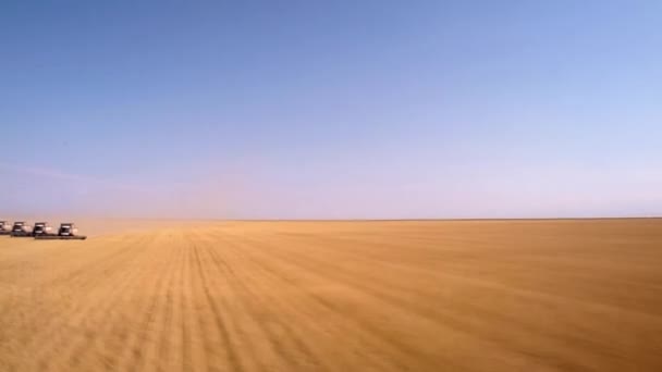 Létání nad pole pšenice. Pohled z letadla. Kombajny. — Stock video