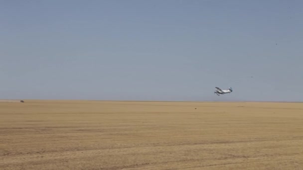 Många skördare. Veteskörden. Planet flyger över ett fält. — Stockvideo