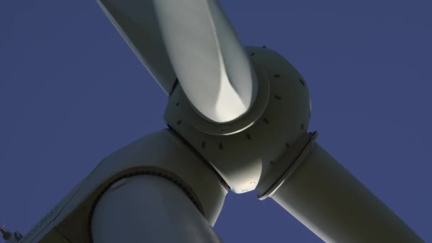 Schaufeln einer großen Windkraftanlage auf einem Feld vor einem wolkenverhangenen blauen Himmel. Alternative Energiequellen. Windiger Park. Ökologische Energie.Industrie — Stockvideo