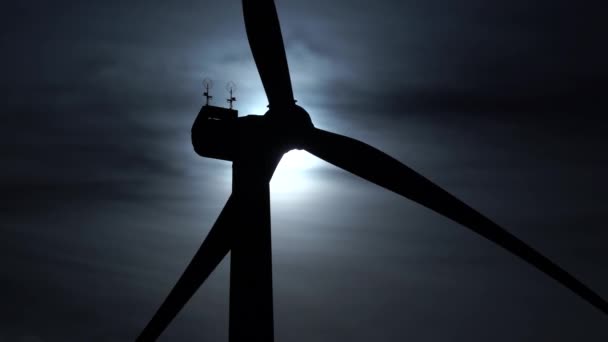 Ruch łopaty dużej turbiny wiatrowej w polu na tle niesamowitej nocy zachmurzone niebo i Księżyc. Alternatywne źródła energii. Park wiatrów. Energia ekologiczna.Przemysł — Wideo stockowe