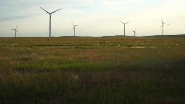 Ostrza dużej turbiny wiatrowej na polu na tle zachmurzonego, szarego nieba. Alternatywne źródła energii. Park wiatrów. Energia ekologiczna.Przemysł — Wideo stockowe