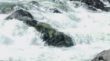 Taş Kaya ve Taş Akıntıları ile Vahşi Nehir Akıyor.