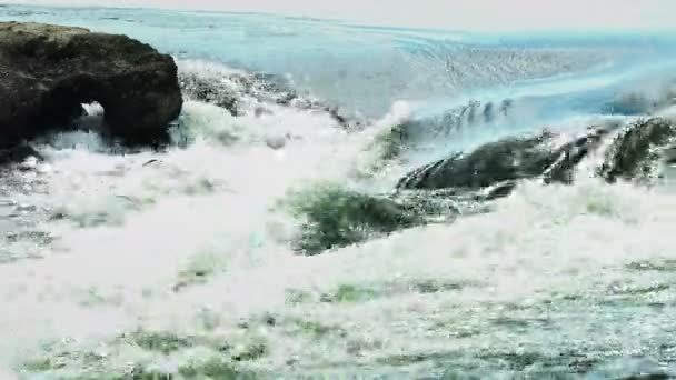Sungai Liar Mengalir dengan Batu Boulders dan Batu Rapids. — Stok Video