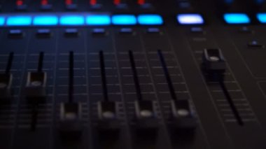 Canlı Olay sırasında ses düzeyleri ve düğmeleri olan ses panosu