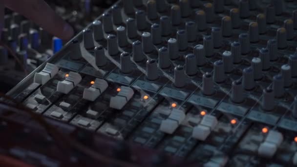La toma de diapositivas macro de una mano productora de sonido está utilizando un mezclador de música con herramientas de edición en un estudio de grabación profesional. — Vídeos de Stock