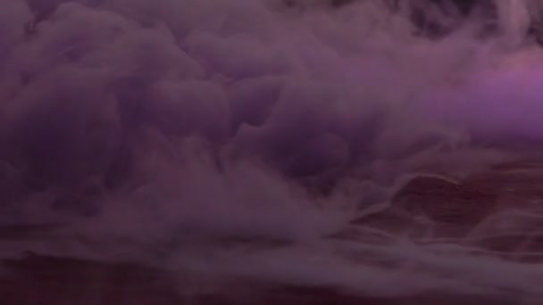 現実的なドライアイス煙雲霧のオーバーレイ。ステージの床にピンクの煙. — ストック動画