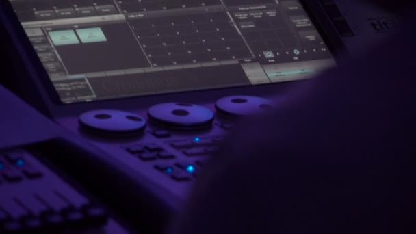 La mano del produttore sonoro sta usando un mixer musicale con strumenti di editing e monitor durante l'evento Live. — Video Stock