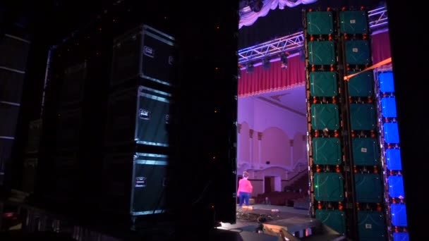 Achter de schermen. Kunstenaars oefenen voor de show. Heldere lichten overstromen het podium. — Stockvideo