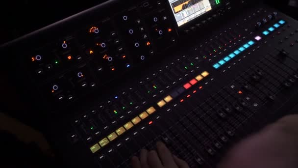 La mano del produttore sonoro utilizza un mixer musicale con strumenti di editing in uno studio di registrazione professionale. — Video Stock